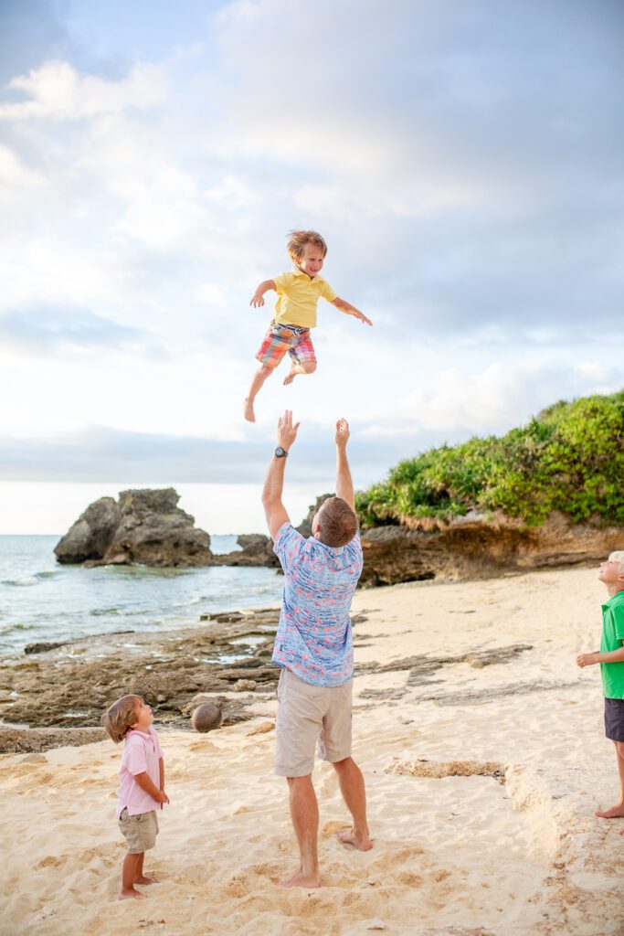 Family Photographers Honolulu Hawaii. An extended family session by Alison Bell, Photographer
