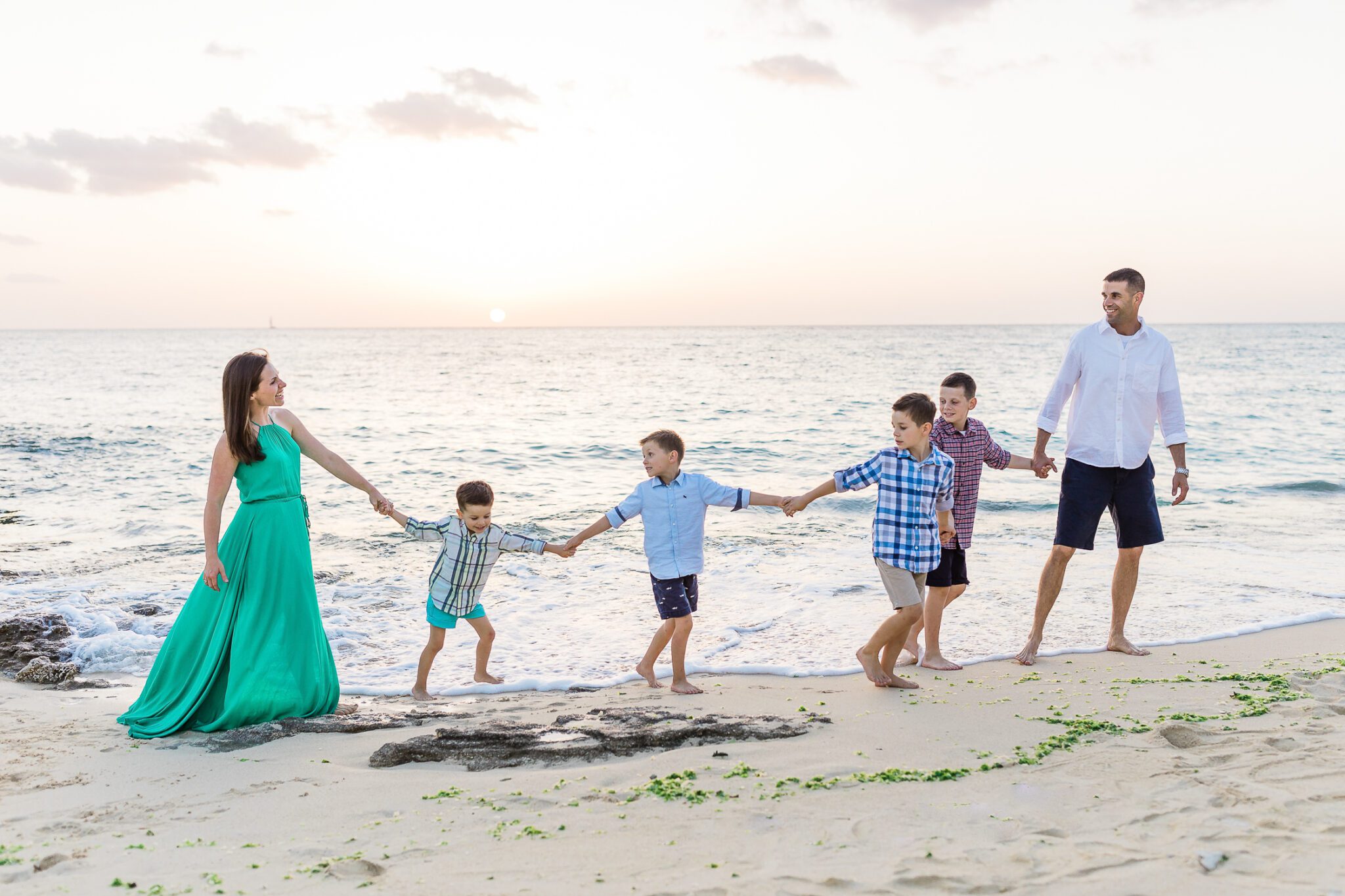what to wear for beach family photos in Hawaii by alison bell, photographer
