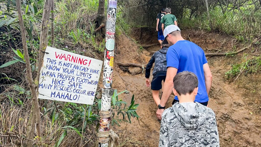 Lanikai pillbox kailua, entry to the trail head with warning about proper footwear