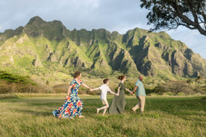 Family walking at Koʻolau Mountains in Oahu, Hawaii. Kualoa Regional Park photos by Alison Bell, photographer.