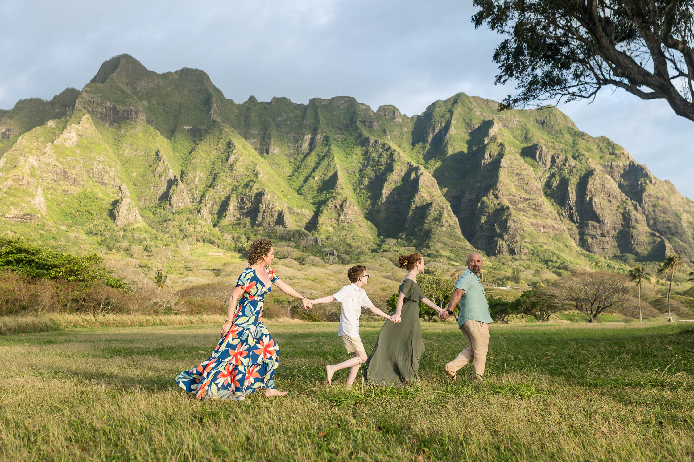 Family walking at Koʻolau Mountains in Oahu, Hawaii. Kualoa Regional Park photos by Alison Bell, photographer.